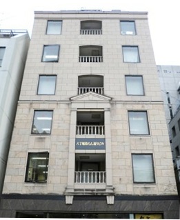 ビル外観です。エレベーターに乗って3Fへお越しください。